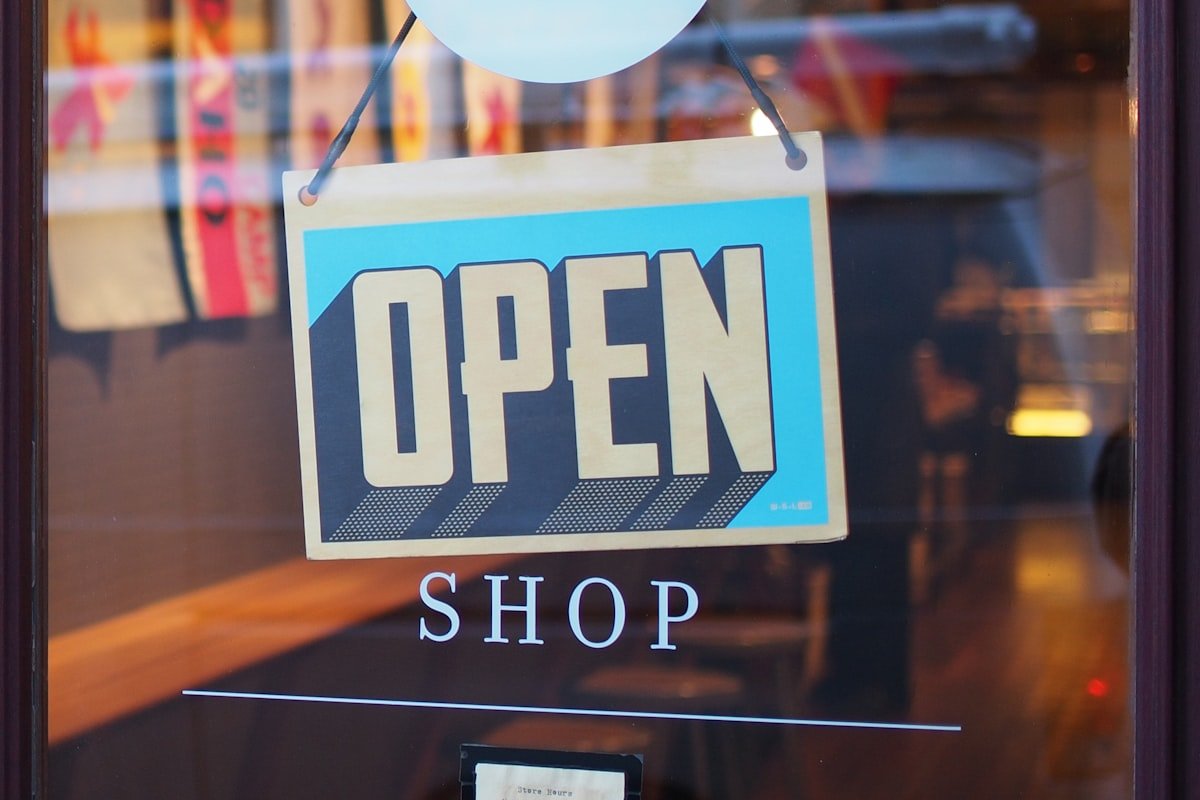 Luxe Apparels: 4.8x ROAS Scale via Paid Social & Google Shopping